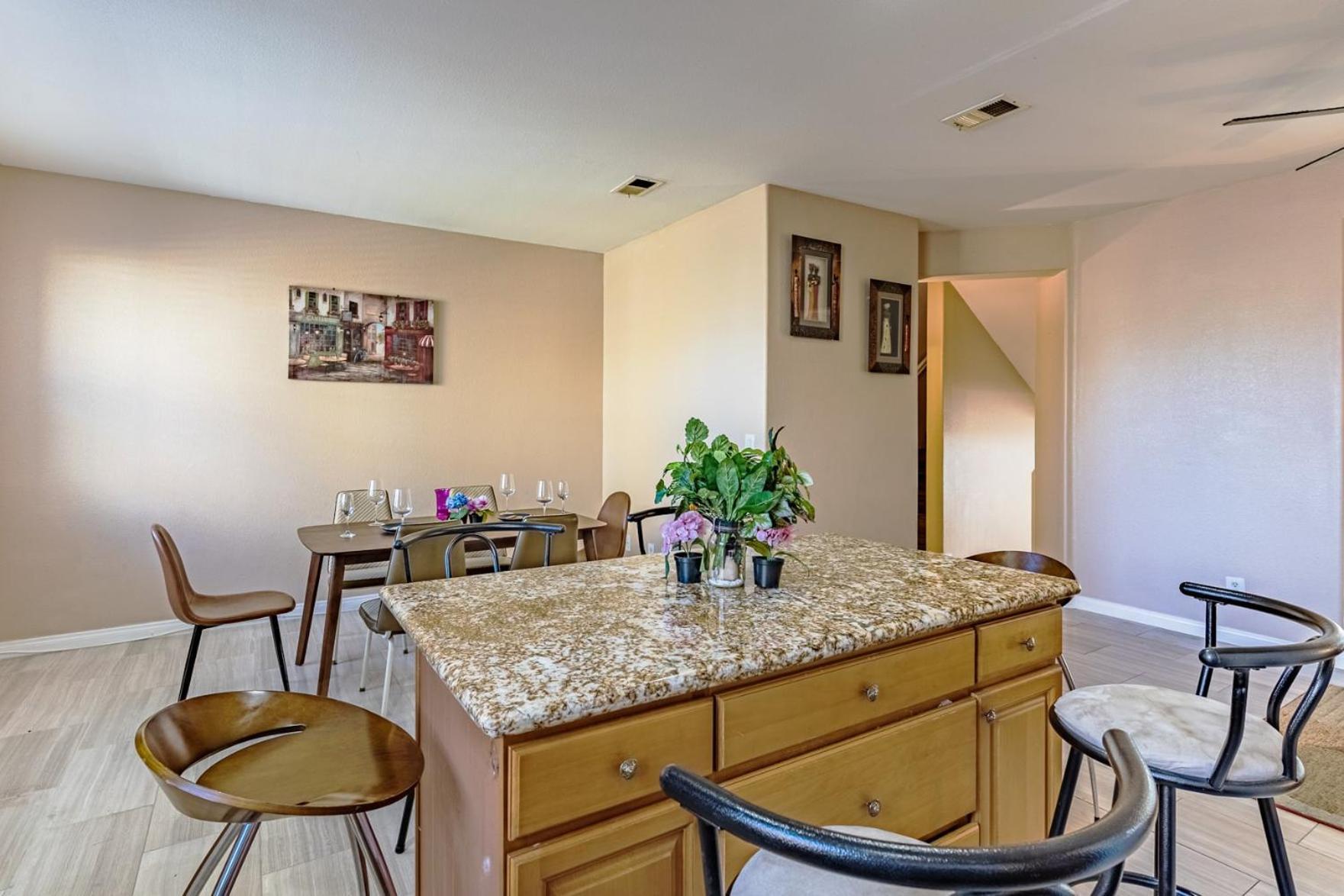 Entire Private 3-bedroom Townhouse With Garage Parking Near San Diego Gaslamp Hébergement de vacances National City