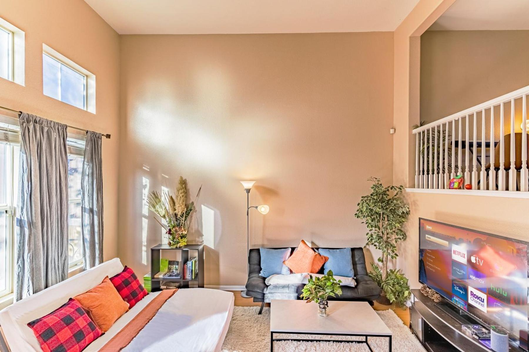 Entire Private 3-bedroom Townhouse With Garage Parking Near San Diego Gaslamp National City